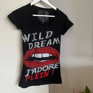 Philipp Plein t-shirt  - t-shirt från Philipp Plein. T-shirten har strassdetaljer och är figurnära med korta ärmar. Vet inte vilket år den är från  men är fortfarande i fint skick 💋