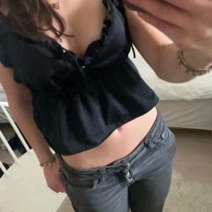 Svart sommar linne  - Säljer ett svart linne perfekt till sommaren, skriv om ni har frågor 💕