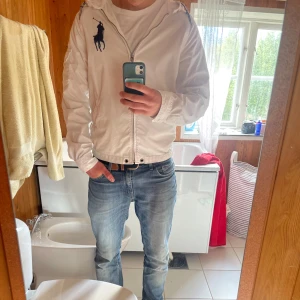Vit jacka från Ralph Lauren - Säljer en vit vintage vårjacka från Ralph Lauren. Jackan är i gott skick och är i storlek S/M. Hör av er vid frågor!