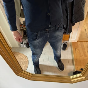 Nudie Jeans  - Säljer ett par nudie jeans med snygg tvättad effekt. Jeansen är  knappt använda och har inga defekter på användning. De för de är lite små för mig så har inget behov av dem. Vid funderingar eller intresse kontakta mig!!