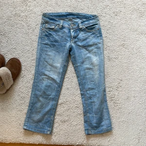 Ljusblå capri jeans - Lågmidjade vintage capri jeans i fint skick. Har tyvärr inga bilder på, då dem inte passar mig 🫠. 