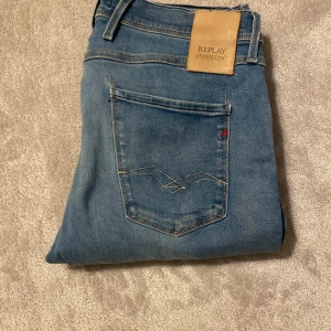 Replay anbass jeans  - Ass feta Replay anbass Jeans 👖 Inga defekter eller liknande 😇 Skirv för frågor eller liknande Mvh Alexander 