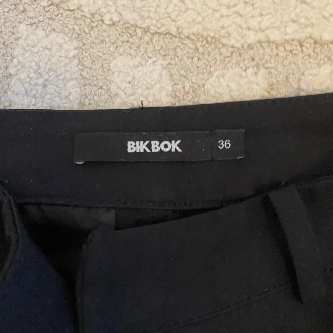 Svarta kostymbyxor från BikBok