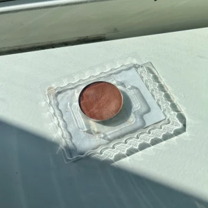 Matt brun ögonskugga i refill-pan - En matt ögonskugga i en varm brun nyans, levererad i en rund refill-pan. Perfekt för att skapa naturliga eller sotade ögonlooker. Passar magnetiska paletter och är enkel att applicera och blenda.