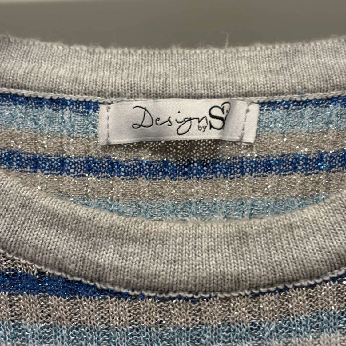 Randig ribbad topp från Design by S