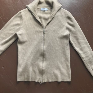 Ribbad tröja med dragkedja från Ljung - Jävligt snygg tröja från Ljung som jag använt fåtal gånger så är i princip nyskick, inga hål eller defekts och dragkedjan är prima. Nypris: 1500kr mitt pris: 499kr