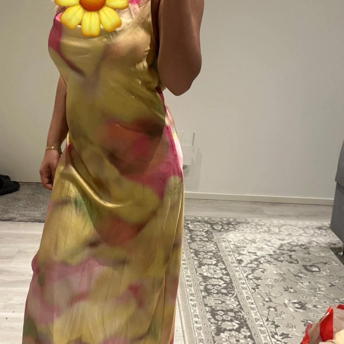 Färgglad långklänning i satin - 1