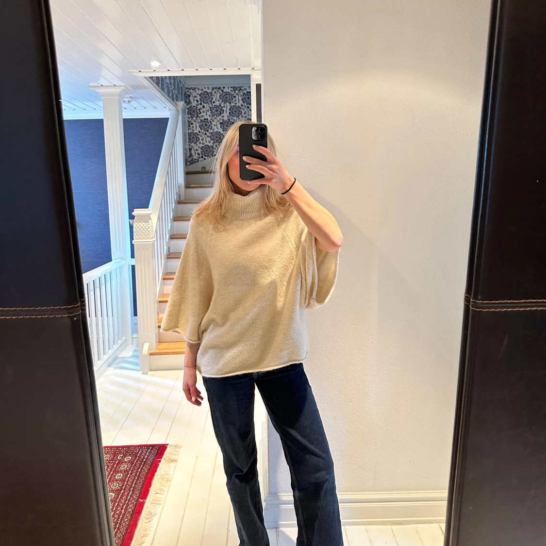 Beige stickad ponchotröja med polokrage