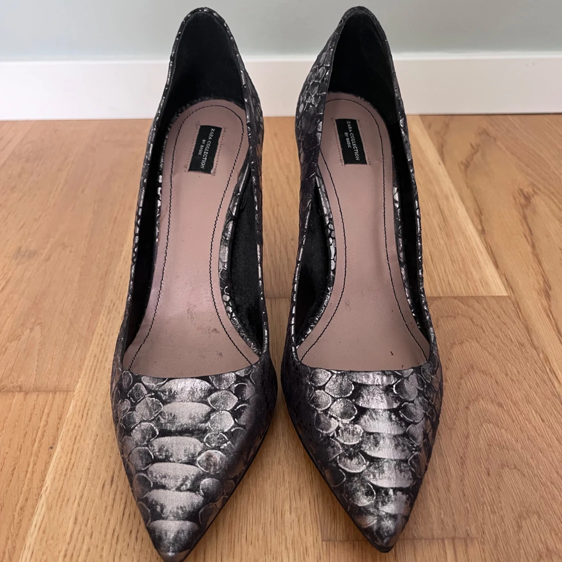 Silvriga pumps med ormskinnsmönster - 2