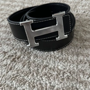 Svart bälte med h spänne - Använt en gång