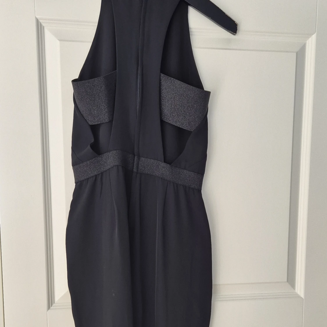 Svart onepiece med resårdetaljer - 3