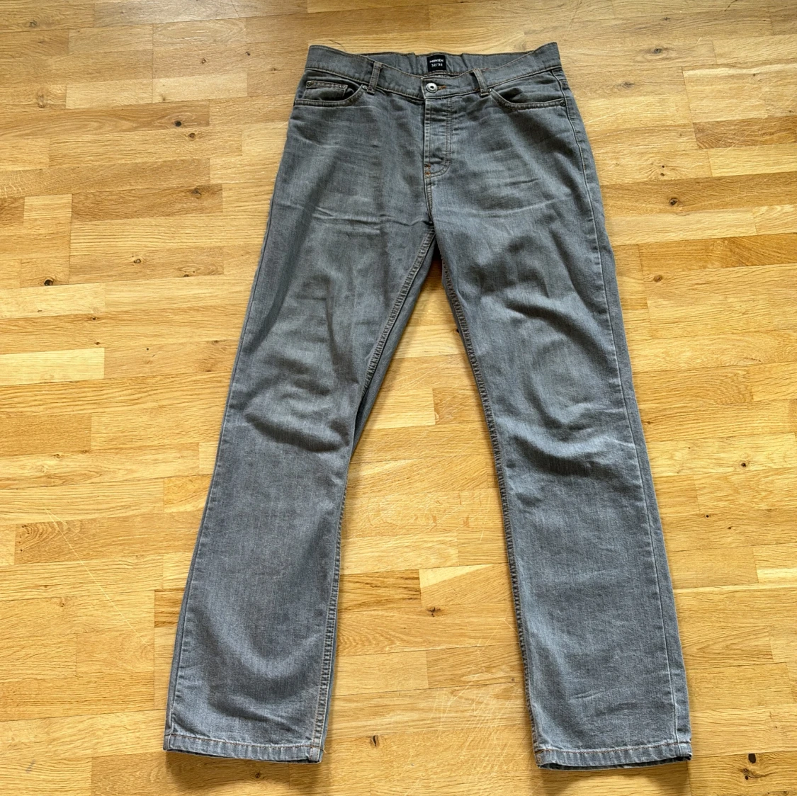 Grå jeansbyxor från Montén