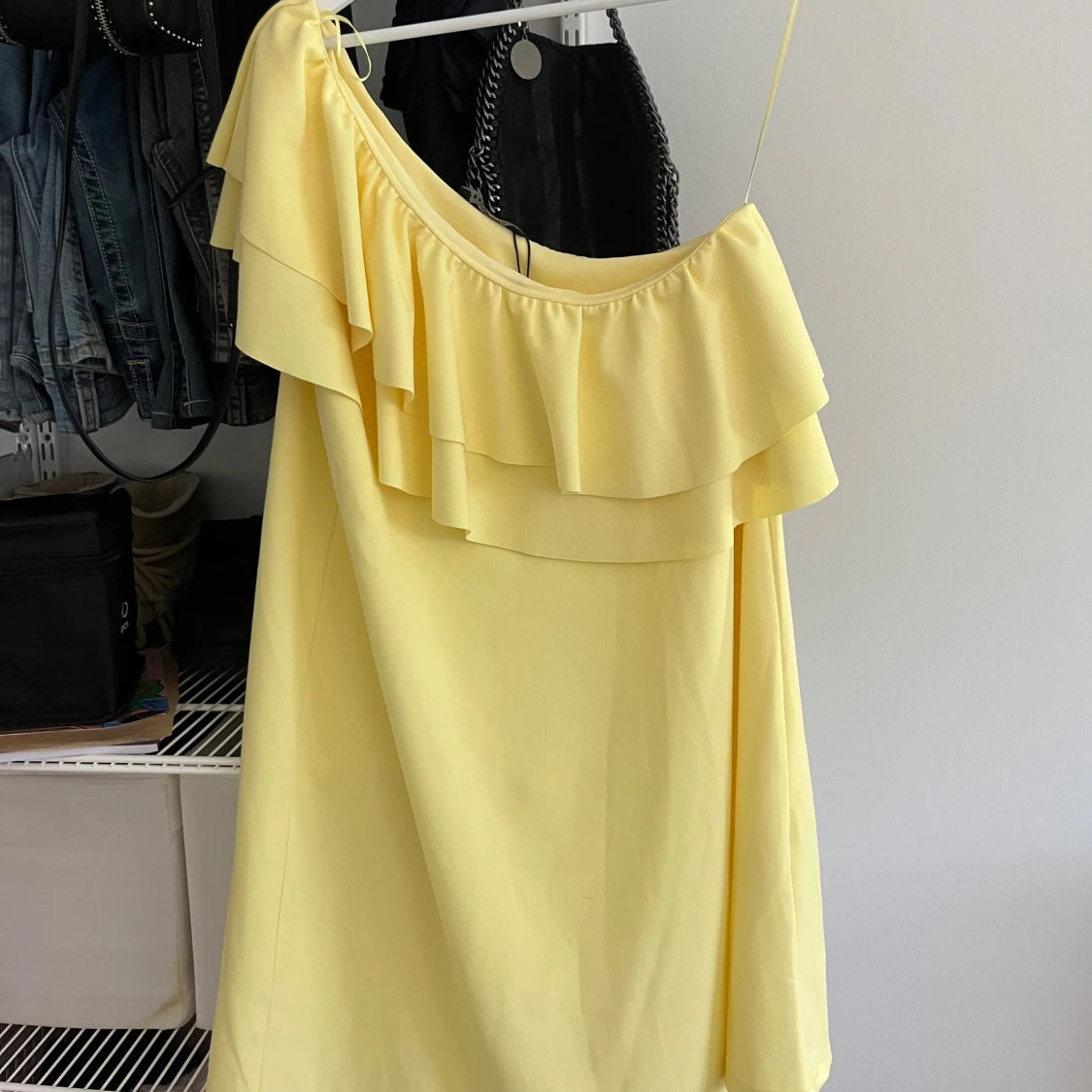 Gul one shoulder klänning med volang !!😇❤️ - 1