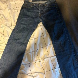 Levi’s jeans - Ett par mörkblå levi’s jeans som jag aldrig använt då dom är lite för stora för mig. Helt som nyskick och jätte fina