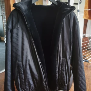 Moose knuckles borden mono bunny - Säljer en svart jacka från moose knuckles med huva och dragkedja. Jackan har diskret mönster, två fickor framtill och mjukt innerfoder. Perfekt för kyligare dagar och har en sportig look.(kan ta byten också) 