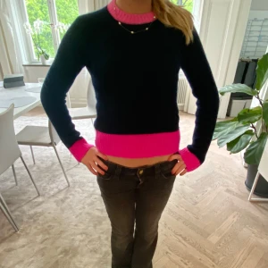 From Future tröja  - Säljer en mörkblå cachmire tröja med rosa detalj vid hals, ärmslut och nederkant. Tröjan är så fin och jätte mjuk. Knappt andvönda säljer pågrund av att den är för liten