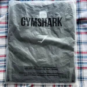 Gymshark Onyx V.5 - Säljer ett Gymshark onyx T-shirt version 5 i den svart gråa färgen i storlek M. I hand och redo att skickas. Priset kan diskuteras vid pm 