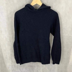 Massimodutti sticksd hoodie - Riktigt soft dutti hoodie i italiensk garn. Sjukt skön tröja. Storlek S/XS. Modellen är 185 och den är för liten