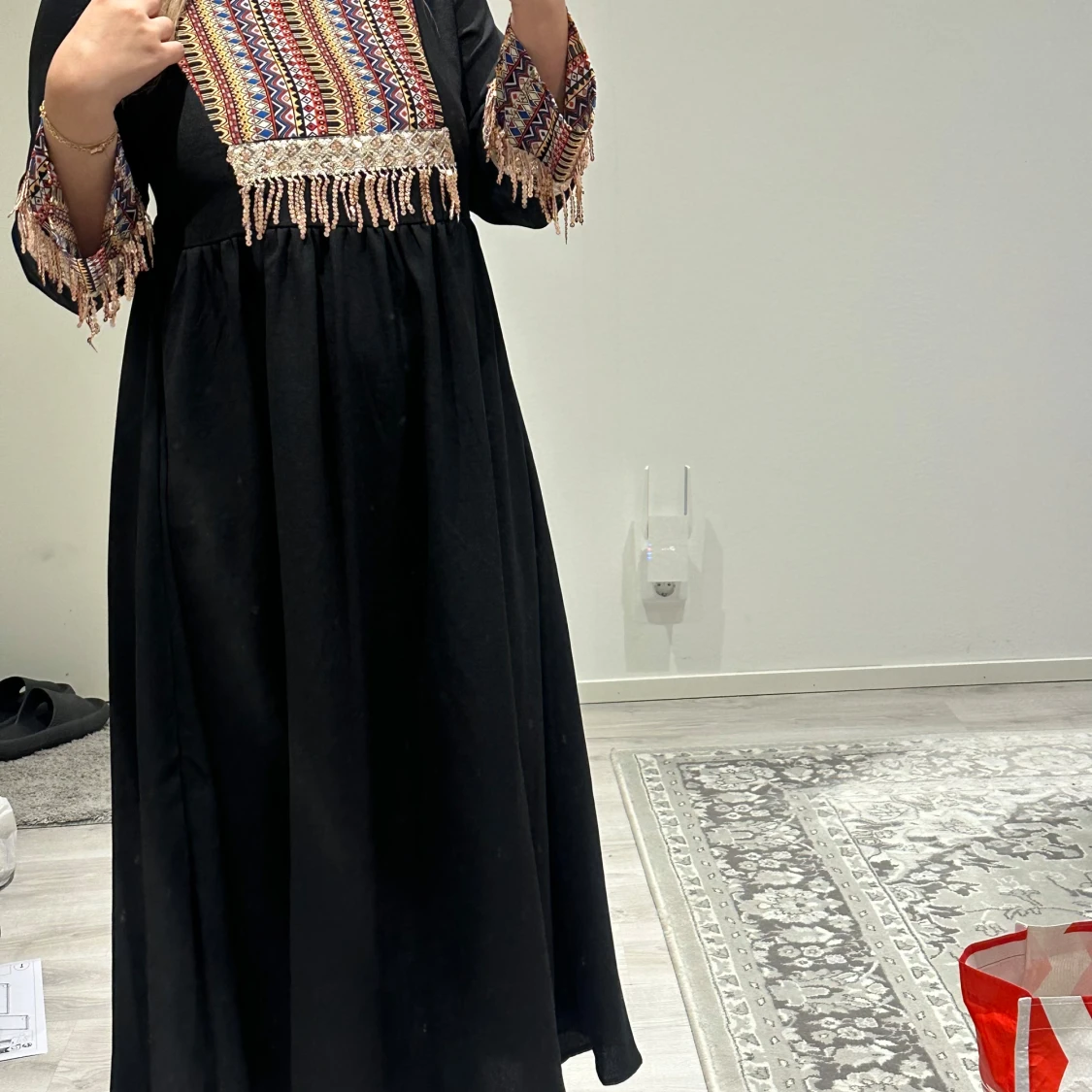 Svart långklänning med broderad överdel och fransar - 1