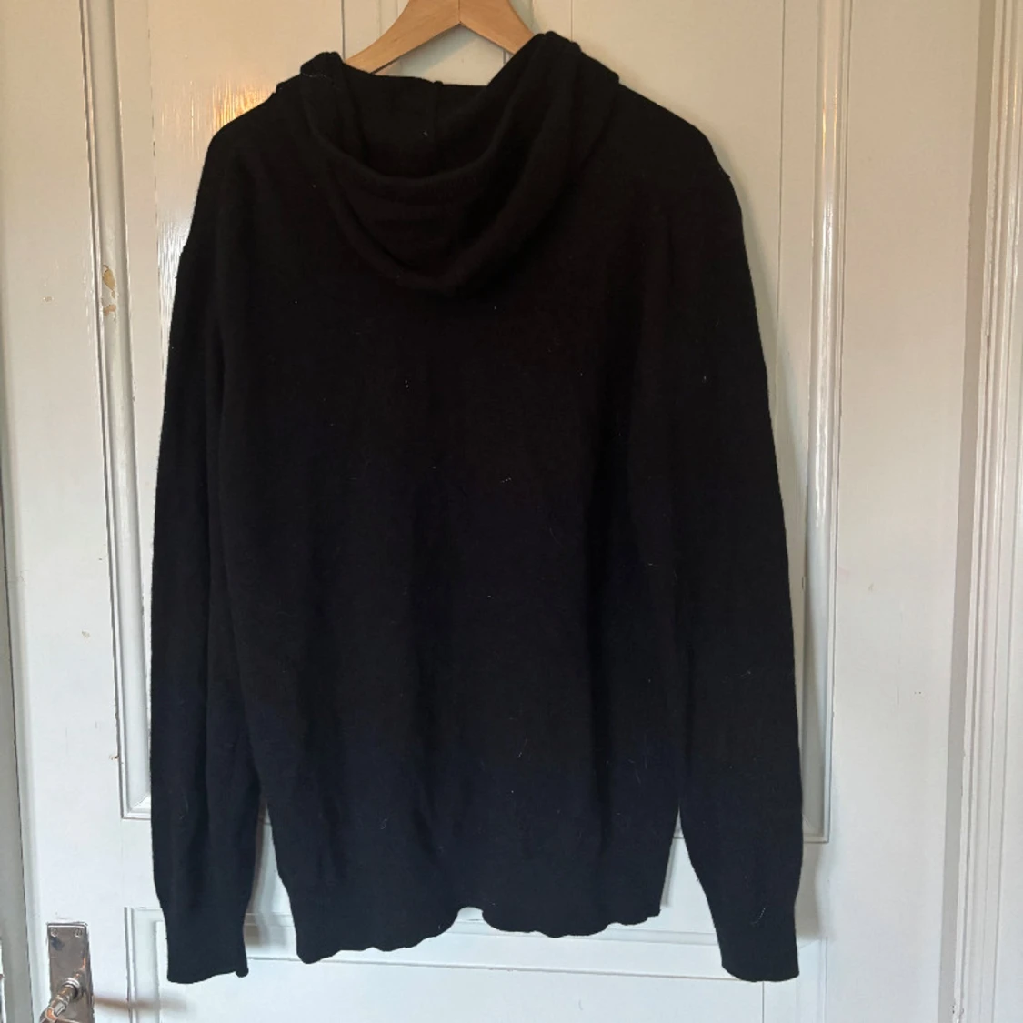 Svart ull hoodie  - 1