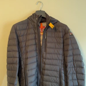  lättviktsdunjacka från Parajumpers - Säljer en  lättviktsdunjacka från Parajumpers med huva och dragkedja. Jackan har quiltad design, två sidofickor med dragkedja och en bröstficka. Liten flaw på bild 3 men inget man tänker på när man har på sig den