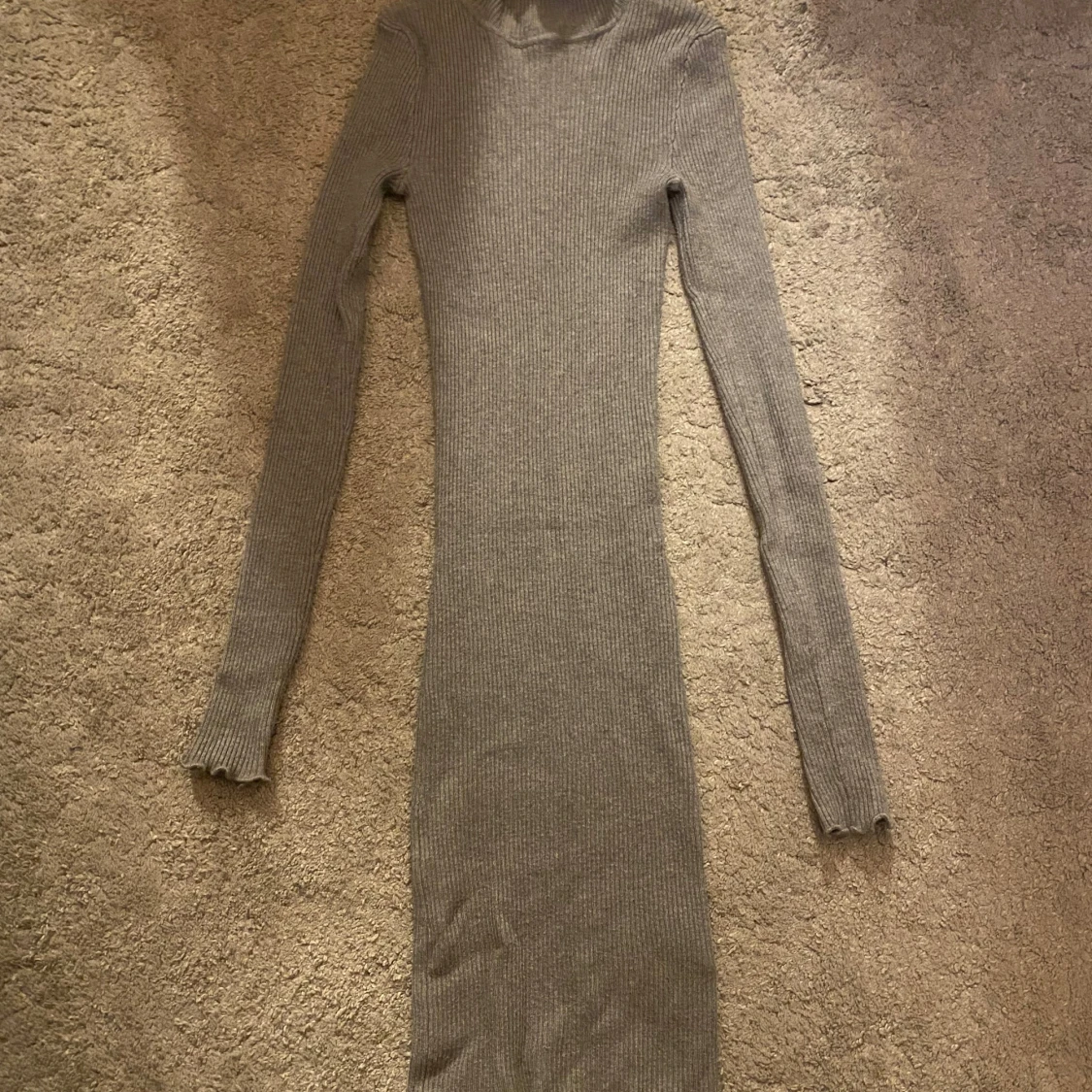 Grå ribbad långärmad klänning från FB Sister