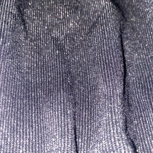 Glittrig svart omlottklänning från Studio - Säljer en svart glittrig klänning från Studio i storlek XS. Klänningen har långa puffärmar, omlottdesign nertill och är figurnära. Perfekt för dig som vill sticka ut med lite extra glitter!