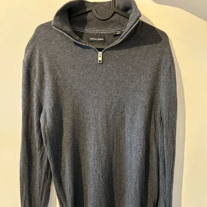 Half zip tröja - En skön och fin half zip från jack and jones som är i bra skick.