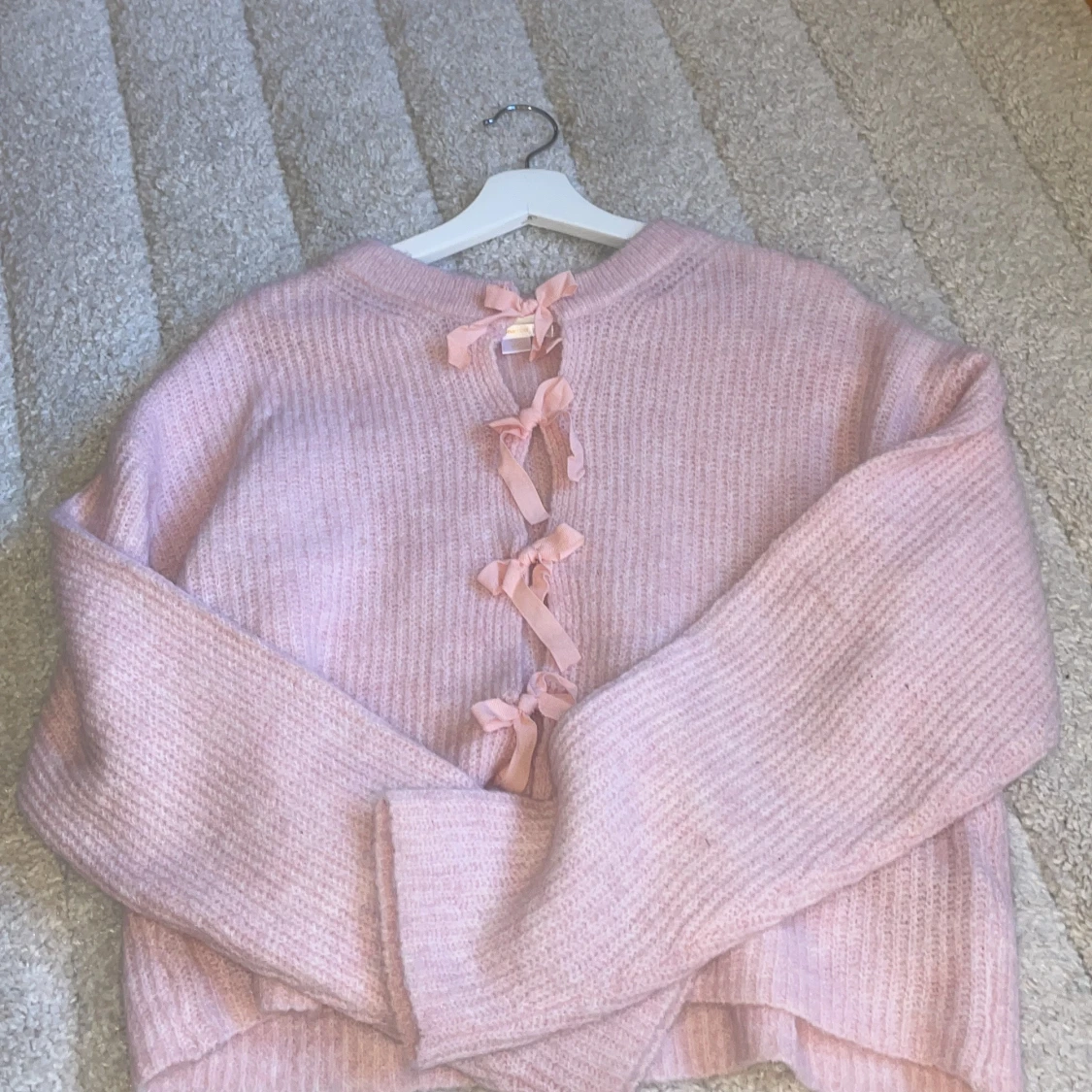 Rosa stickad tröja med rosetter - 1