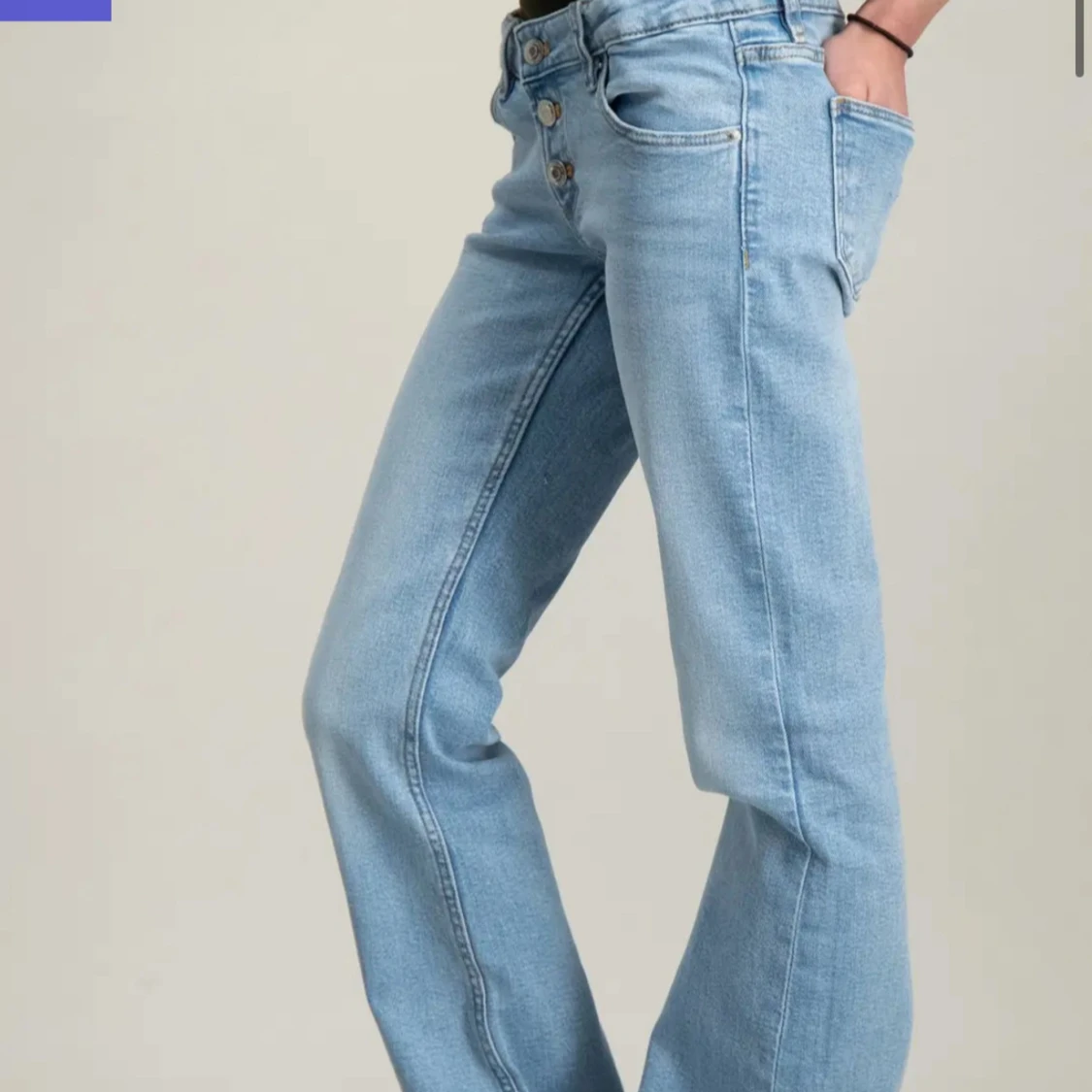 Ljusblå jeansbyxor med knappar - 1