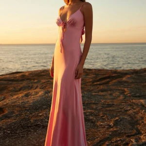 Rosa balklänning med rosett och öppen rygg - Säljer min rosa balklänning från peppermayo då jag hittat en annan, aldrig använd bara testad med prislapp kvar. Klänningen har knyten vid brösten,  ryggen är lite öppen med en rosett som man kan spänna själv. Skriv för fler frågor, pris kan diskuteras💓