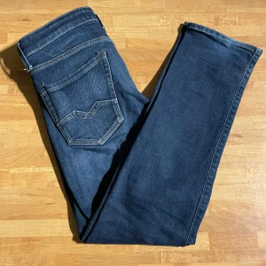 Replay Waitom Jeans - Säljer ett par snygga mörkblå jeans från Replay, modell Waitom. De har knappgylf och Replay-logga på bakfickan. Använts fåtal gånger. Nypris 1700kr. Storlek W29 L30