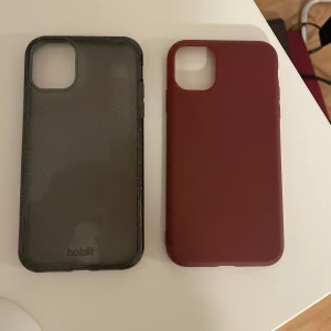 Två mobilskal till iPhone - Säljer två snygga mobilskal till iPhone. Ett är transparent svart med diskret glitter och det andra är helrött med matt finish. Passar iphone 11