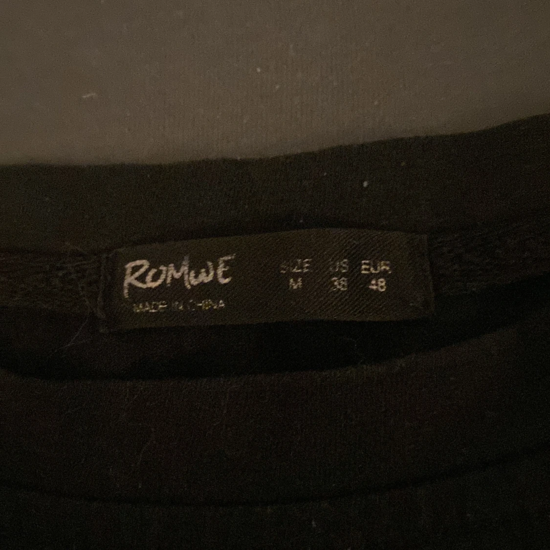 Svart t-shirt med tryck från Romwe - 1