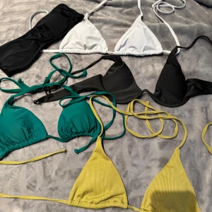 Färgglada trekantsbikinis i olika färger - Fyra trekantsbikinis i svart, vitt & grönt med tunna knytband. Klassisk modell med justerbara band i nacken och ryggen. Perfekt för stranden eller poolen. Finns även en svart bandeu bikini. 🌺 Kika gärna mina andra annonser då jag behöver bli av med alla grejer inom en månad, annars skickas de till välgörenhet🌺