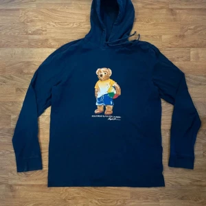 Ralph lauren hoodie - Snygg Ralph Lauren hoodie med RL björnen på. Säljs för endast 400 kr men kan gå ner i pris vid snabb affär! Önskas fler bilder går det att fixa!