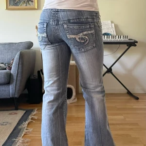 Y2k jeans - Ett par jätte fina vintage ljus blåa jeans. Bra skick. Står storlek 27. 