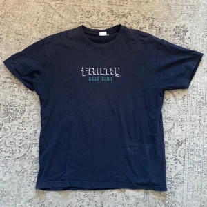 Fricky aqua aura tshirt - Säljer en gammal Fricky Aqua Aura tshirt då jag växt ur. Perfekt till mästerbotten om ni ska dit nästa helg.