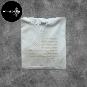 Ralph Lauren hoodie luvtröja  - Extremt snygg vit/beige Ralph Lauren hoodie med broderad flagga på bröstet i storlek M (barnstorlek) passar som XS. Skicket är mycket bra, använd fåtal gånger. Passar perfekt till sommaren!                                                                         ~                                                                           Nypris okänt, men liknande hoodies ligger runt 800-1000 kr. Vårt pris: 455 kr | Följare får rabatt – 395 kr 🙌Hör av dig om du vill ha mått eller har andra frågor