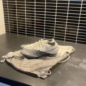 Nike Mercurial Vapor 13 Elite FG - Säljer ett par vita och svarta fotbollsskor. Har haft dem i en kort period då de blev för små.                   Pris kan diskuteras vid snabb affär.