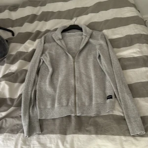 Ljusgrå stickad kofta från Jack & Jones - Säljer en ljusgrå stickad kofta från Jack & Jones med dragkedja framtill. Koftan har lång ärm, ribbade muddar och en enkel, stilren design. Perfekt för lager-på-lager och passar till det mesta.