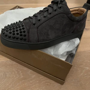 Loubs - Säljer ett par Loubs som är i okej skick en tag är borta men annars är de fel fria. De är lite smutsiga på sulan men går bort med en tvätt. Om du är intresserad hör av dig👍🏼