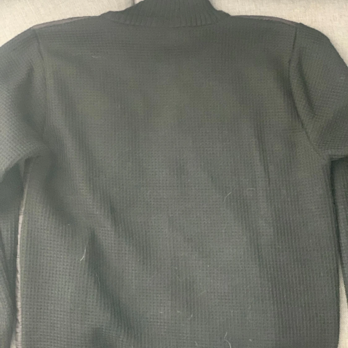 Svart quiltad jacka med stickade ärmar - 1