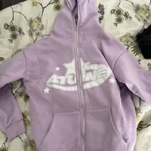 Ljuslila hoodie med tryck från 4tune - Mycket bra skick använt 1 gång tidigare