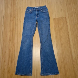 Bootcut Jeans - Klassiska blå bootcut jeans från gina tricot, perfect jeans. Jeansen är midwaist 