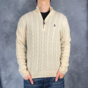 Ralph Lauren kabelstickad halfzip  - Skick: 8/10 | Tillbehör: Bara tröjan | Nypris +- 2500 SEK