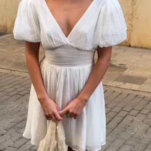 Studentklänning - Säljer denna superfina studentklänning från Gina Tricot då jag hittat en annan💞 Helt oanvänd med prislappen kvar!