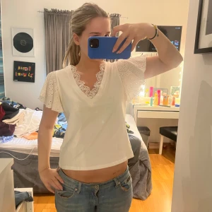 Söt T-shirt  - Söt T-shirt perfekt till sommaren🌸🍾 köpt i Danmark så vet ej märket🌸 storlek M men passar S🌸