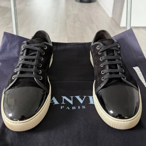 Lanvin skor  - Säljer nu ett par riktigt feta lanvin cap toe skor då dom är för stora för mig | storlek 43-44 UK9| skickar inom 1-2 dagar ✈️| Skorna är i mycket bra skick o knappt använda och allt följer med kartong, lanvin påse och nya snören| vid frågor eller funderingar tveka inte på höra av er| vid snabb pris kan jag även gå ner lite 💵 | Ha de bäst 😊