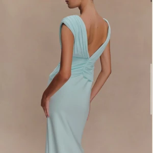 Maxi dress/långklänning/balklänning från meshki - INTRESSEKOLL!!!!                                            Elegant ljusblå Monique dress från meshki i storlek M. Slutsåld i xs, s och m. Modellen på klänningen är superfin och passar någon med storlek S/M! Hör av er vid intresse😍pris går att diskutera😁första bilden är samma klänning men i en större storlek som jag själv ska ha😍